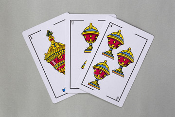 Conjunto de cartas españolas aisladas sobre fondo gris
