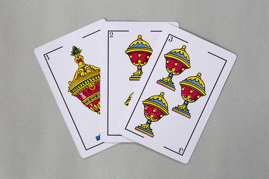 Conjunto de cartas espa&ntilde;olas aisladas sobre fondo gris