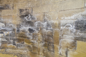 Schäden an Sandsteinwand