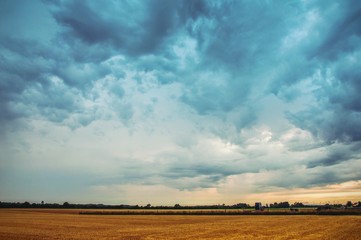Fototapeta premium Gewitter zieht über den Feldern ein