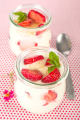 Jogurt mit Erdbeeren