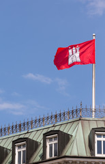 Hamburg-Flagge auf Kupferdach