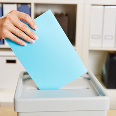 Hand mit Stimmzettel bei Wahlen