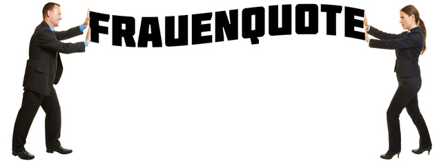 Mann und Frau schieben das Wort Frauenquote