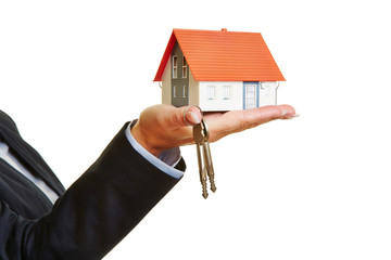 Hand hält Haus mit Schlüssel