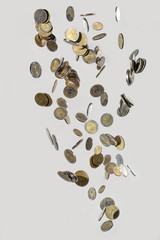 Monedas argentinas volando, aisladas sobre fondo gris