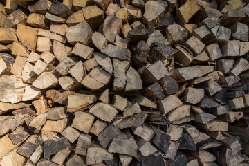 Viele gestapelte Holzscheite