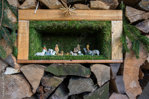 "Weihnachtskrippe mit Jesus, Maria, Josef und Schafen ...