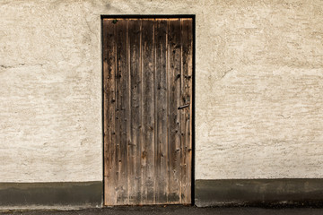 Alte Holztür in Wand