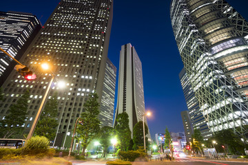 新宿高層ビル街　夜景　見上げる　眩しいビルの窓の光　