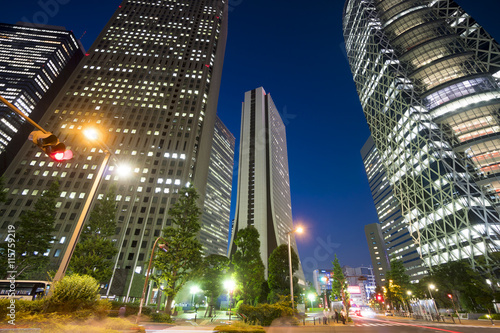 新宿高層ビル街 夜景 見上げる 眩しいビルの窓の光 Wall Mural Oka