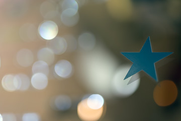 Estrella azul y luces de fondo desenfocadas