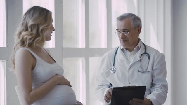 Pregnant woman visiting experienced doctor