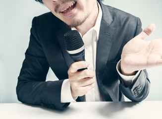 Naklejka premium 笑顔で答える男性