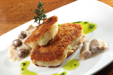 potato cutlets with mushroom sauce