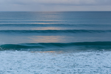 Obraz premium Deep turquoise ocean waves closeup