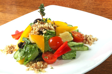 Salad with walnuts and vegetables