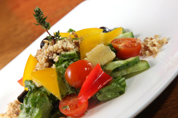 Salad with walnuts and vegetables