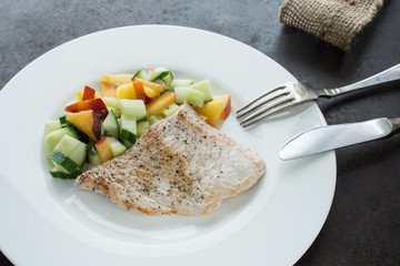 Schnitzel vom Putenfleisch mit Gurke und Nektarinen