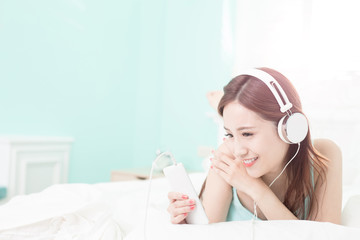 Naklejka premium woman enjoy music