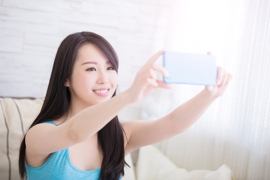 young woman is taking selfies