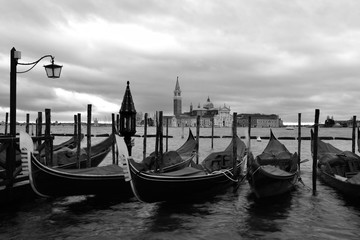 Venezianische Gondeln - monochrom