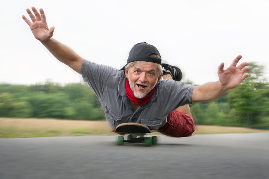 Rentner auf Skateboard glücklich