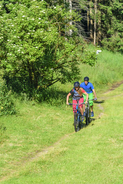 Mountainbiker auf einem Wiesen-Trail