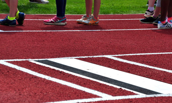 Sportlerf&uuml;&szlig;e vor dem Absprungbalken