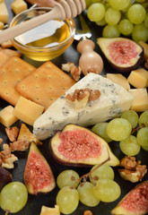 Blue cheese with grapes, figs and honey