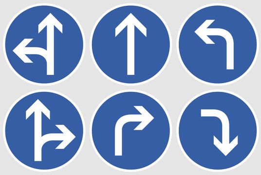 blaue Stra&szlig;enschilder mit Abbiegerichtung