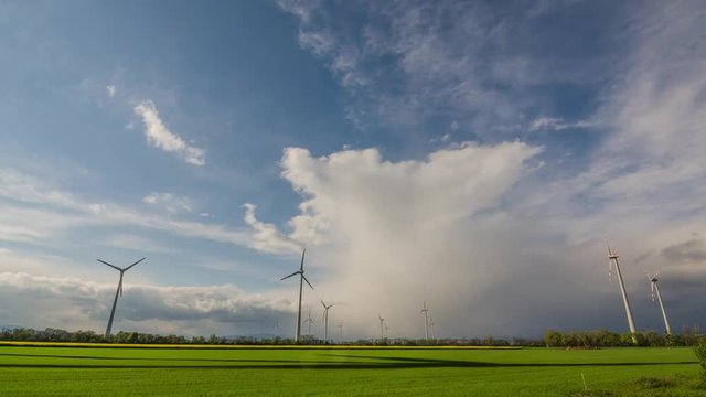 viele windraeder werfen schatten bei gewitter zeitraffer