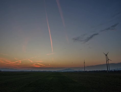 flugzeug bei sonnenuntergang zeitraffer