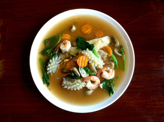 Fried noodle with shrimps and vegetables.