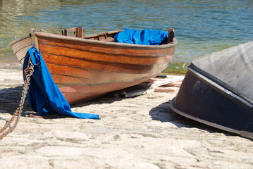 Piccole barche di legno nel porticciolo di Arona sul lago Maggiore