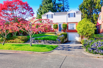 Beautiful curb appeal of two level house with one garage space.