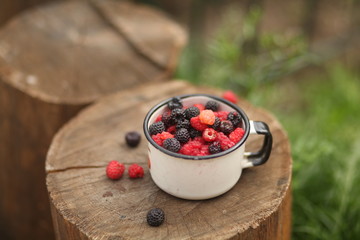 Малина в чашке