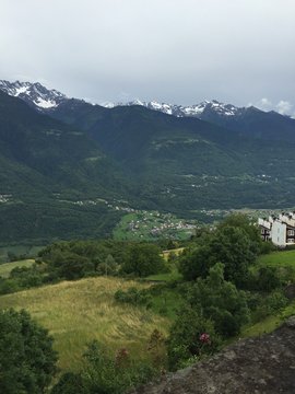 veduta della valtellina da una collina a teglio