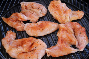 rohes Putenfleisch auf dem Grill