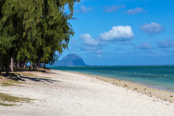 Fototapeta na wymiar öffentlicher strand von Flic en flac Mauritius mit Blick auf da
