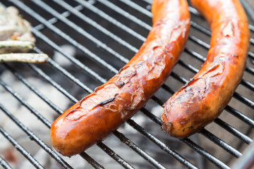 zwei Krakauer auf dem Grillrost