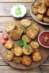 assortimento di verdure gratinate melanzane zucchini e patate su sfondo rustico