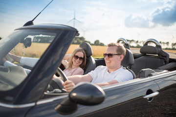 Gl&uuml;ckliches P&auml;rchen im Cabrio unterwegs - Mit dem Auto unterwegs
