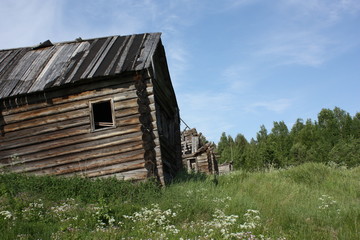 Старые дома в брошенной деревне.