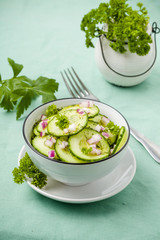Gurkensalat mit Zwiebeln