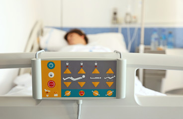 enfermo en la cama de hospital  U84A0646-f16 - obrazy, fototapety, plakaty