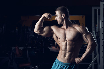 Obraz na płótnie Canvas Male bodybuilder, fitness model