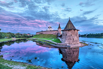 Obraz premium Purple evening sky over Pskov Kremlin and Ploskaya tower in front of view (HDR-effect)