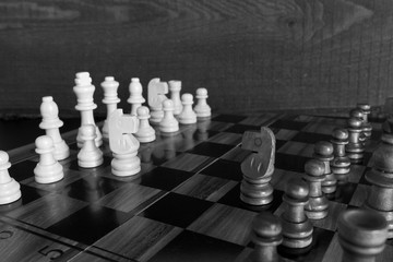 Scacchi fotografati su una scacchiera