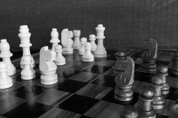 Scacchi fotografati su una scacchiera